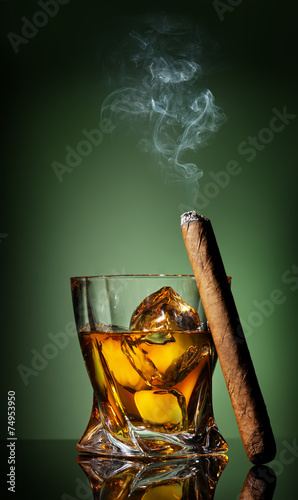 Obraz na płótnie Cigar on green w salonie