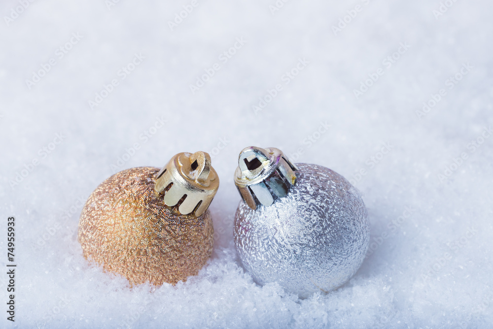 Obraz premium Christmas balls in snow