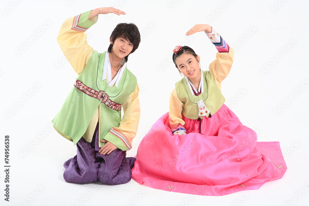 Fototapeta premium 한복 입은 한국 소년과 소녀