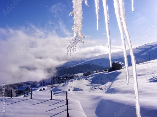 Stalattite di giaccio a forma di stivale photo