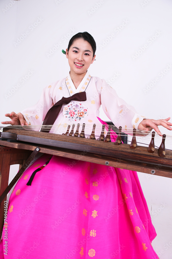 가야금을 뜯는 한복 입은 여성 가야금을 뜯는 한복 입은 여성