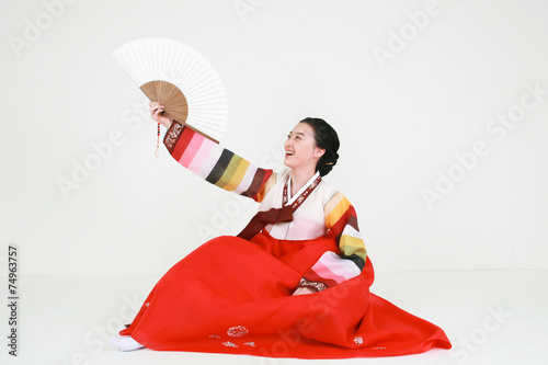 판소리하는 한복 입은 여성