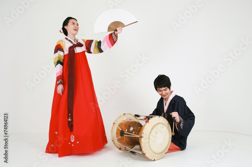 한복을 입고 판소리 하는 한국 남성과 한국여성