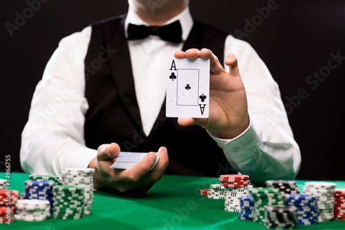 Tableau sur toile holdem dealer with playing cards and casino chips