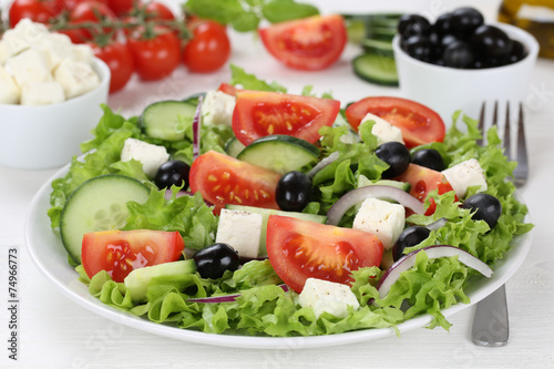 Griechischer Salat auf Teller, Tisch mit Tomaten, Feta Käse und