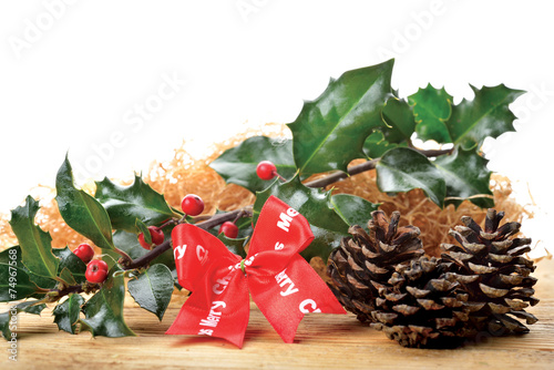 fiocco Merry Christmas con agrifoglio e pigne photo