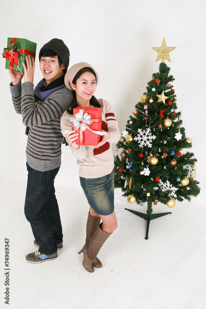 크리스마스 트리 옆에 젊은 대학생