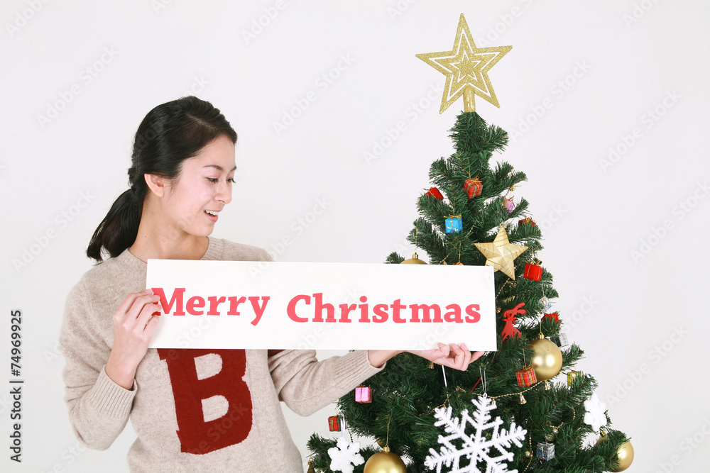 크리스마스 트리 옆에 젊은 대학생