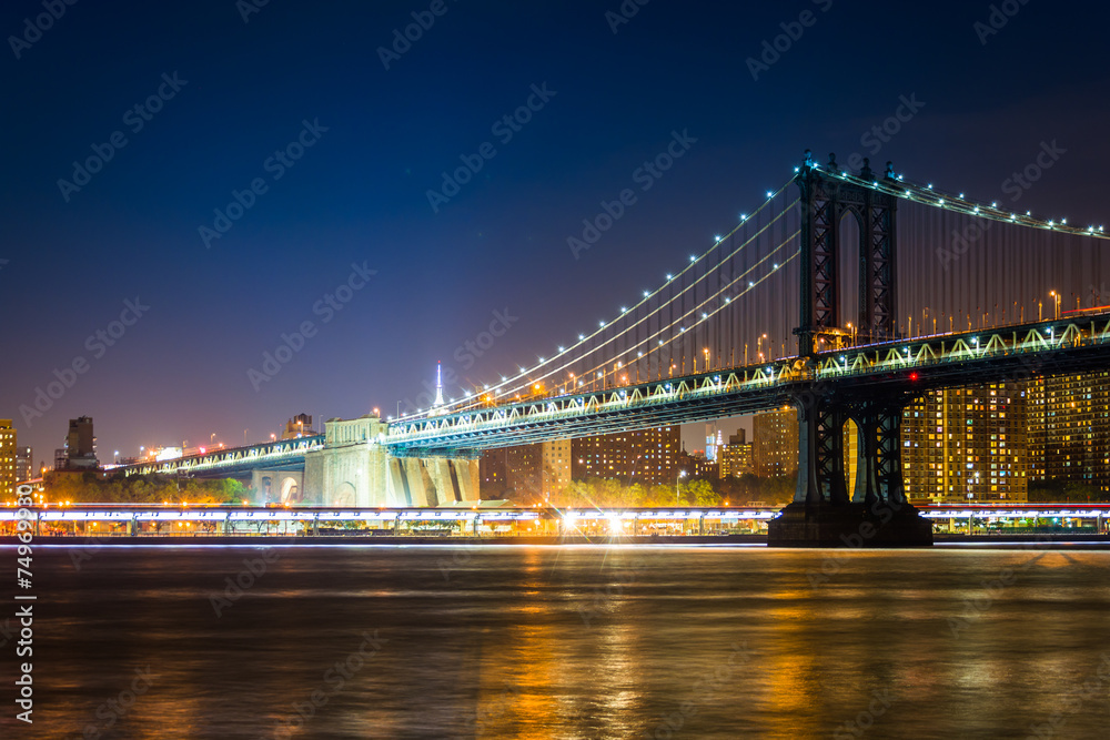 Fototapeta premium Manhattan Bridge at night, seen from Brooklyn Bridge Park, in Br
