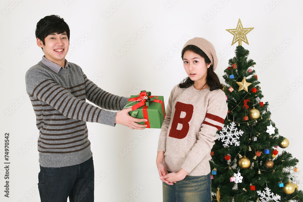 크리스마스 트리 옆에 젊은 대학생 크리스마스 트리 옆에 젊은 대학생
