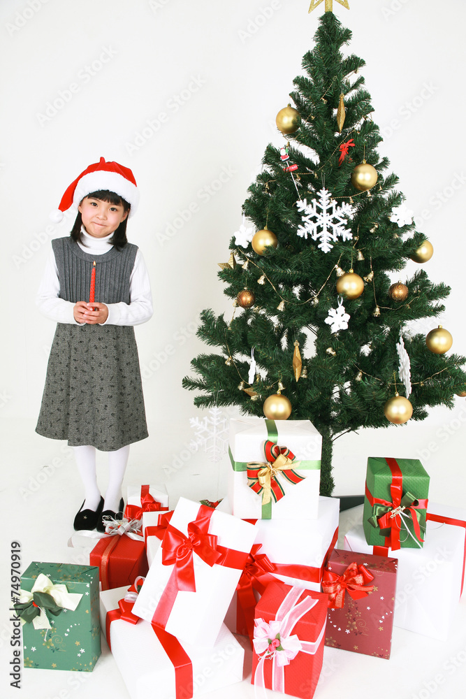 크리스마스 트리 옆의 사람들