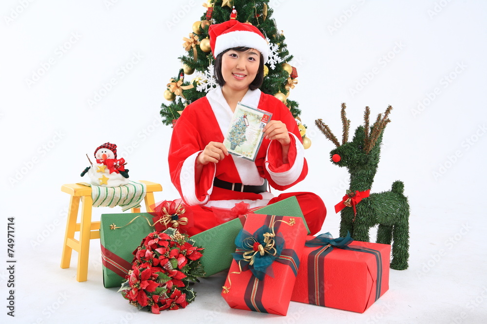 산타복장을 한 사람과 선물들
