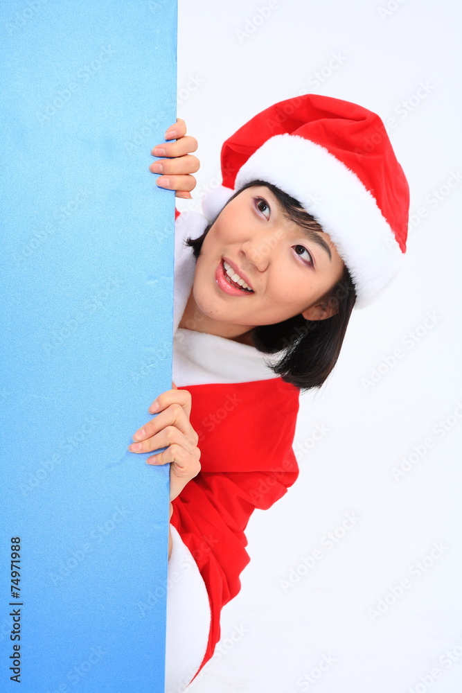 산타복장을 한 사람과 선물들