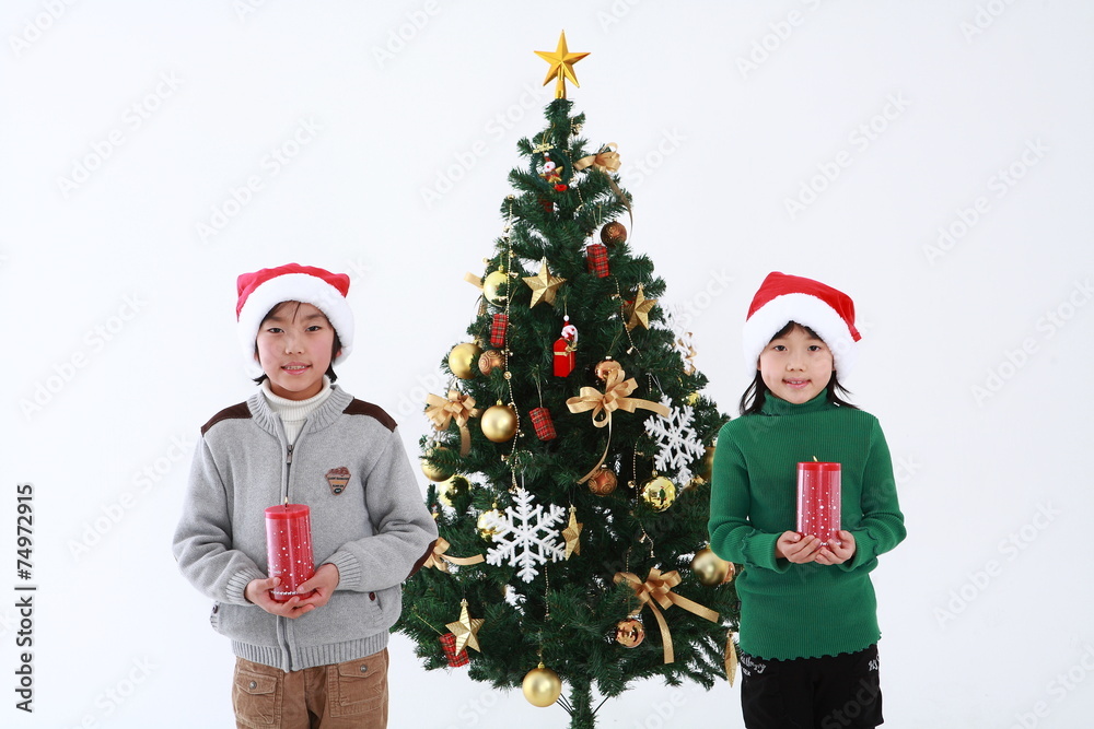 산타복장을 입은 아이들과 선물 산타복장을 입은 아이들과 선물