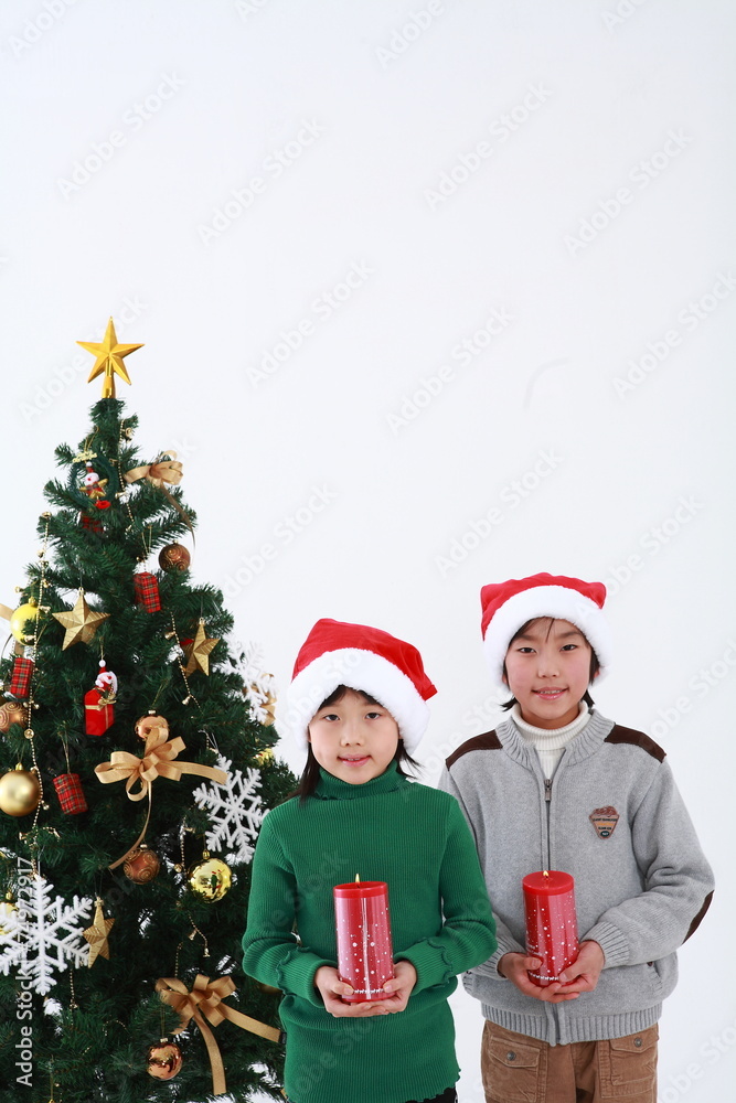산타복장을 입은 아이들과 선물 산타복장을 입은 아이들과 선물