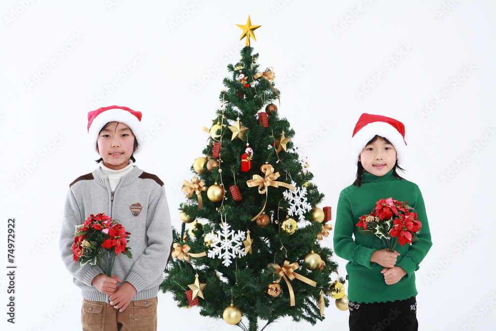 산타복장을 입은 아이들과 선물 산타복장을 입은 아이들과 선물