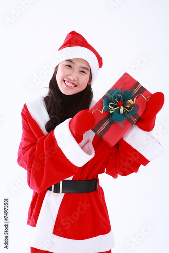 산타 복장을 한 여자 소녀와 선물들