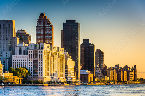 Morning light on the Manhattan skyline, seen from Roosevelt Isla photo