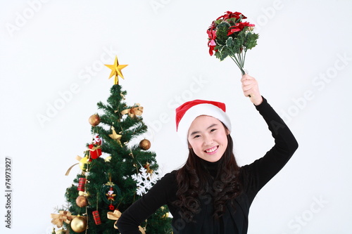 산타 복장을 한 여자 소녀와 선물들