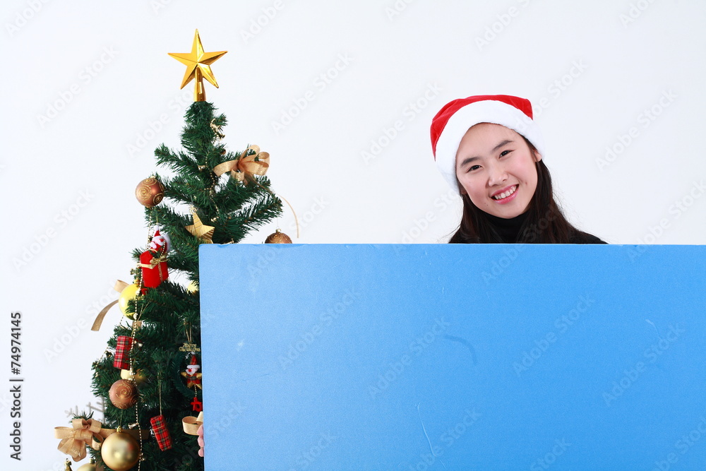 산타 복장을 한 여자 소녀와 선물들