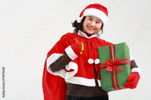 산타 복장을 한 남자와 선물꾸러미