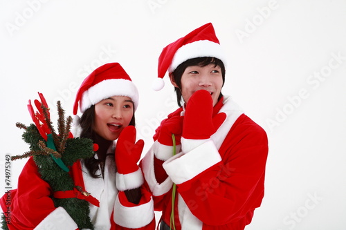 산타 복장을 한 젊은 커플