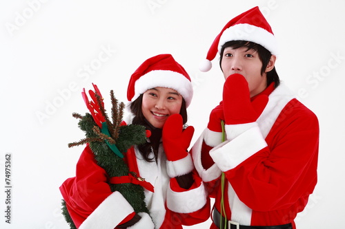 산타 복장을 한 젊은 커플