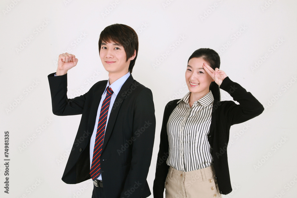 스튜디오 안에 정장 입은 남자와 여자