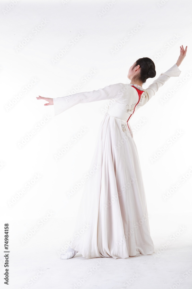 Naklejka premium 한국 무용을 하고 있는 성인 여성