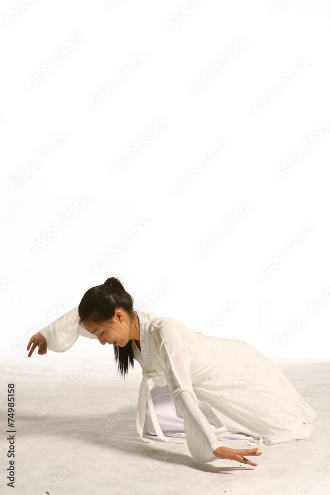 하얀 한복으로 입고 무용을 하는 성인 여성