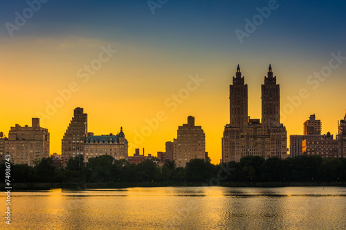 Sunset over Jacqueline Kennedy Onassis Reservoir and buildings i