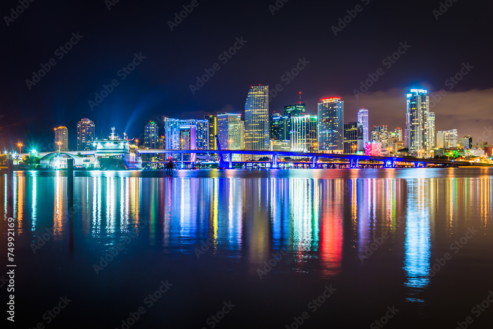 Naklejka premium The Miami Skyline at night, seen from Watson Island, Miami, Flor