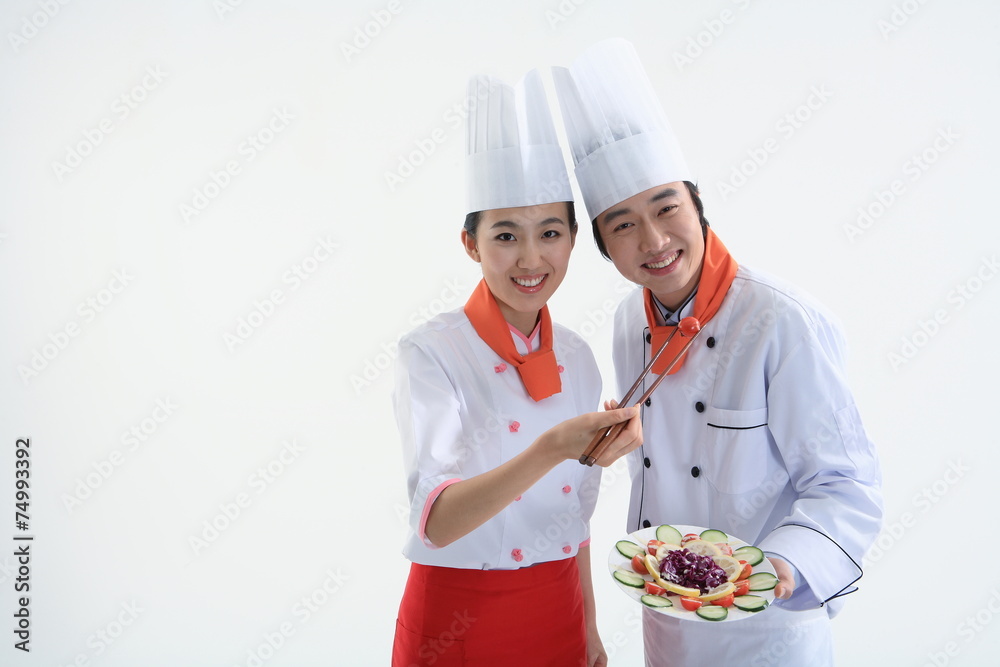 스튜디오 안의 요리중인 남자요리사와 여자요리사