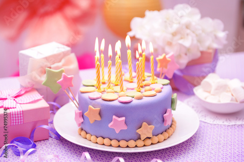 Canvas Print Delicious birthday cake on table on bright background