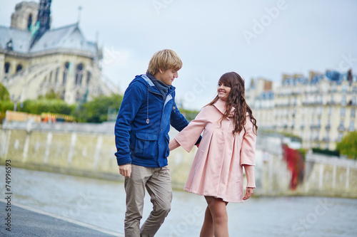 Dating couple near Notre-Dame de Paris © Ekaterina Pokrovsky