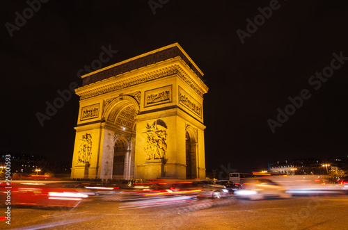 Arch of Triumph of the Star in Paris (France) at night © krivinis