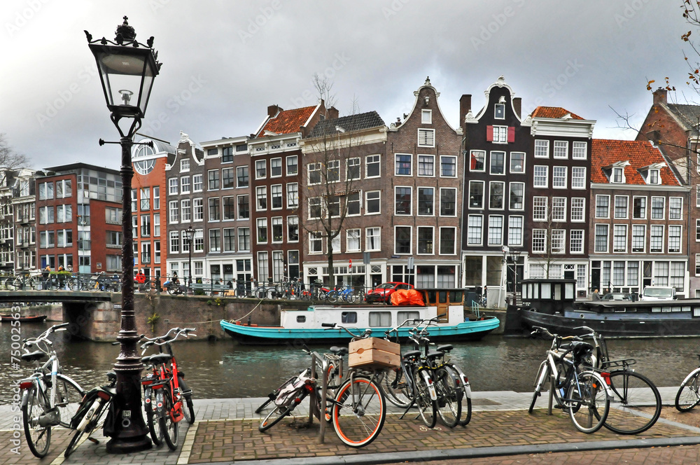 Amsterdam e i suoi canali con biciclette
