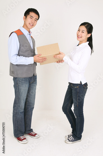 소포를 배달하는배달원 남자와 소포를 받는 여자