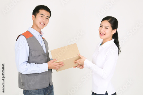 소포를 배달하는배달원 남자와 소포를 받는 여자