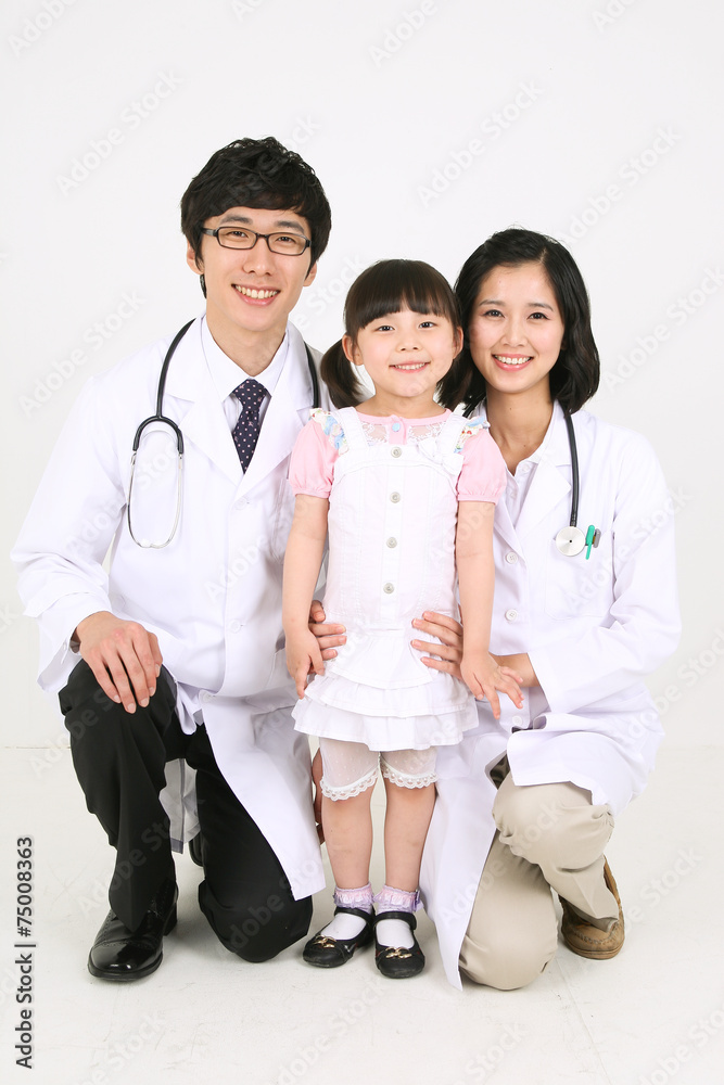 스튜디오 안의 의사선생님과 병원 환자