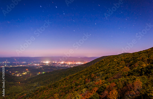 Fototapeta Star trails over the Shenandoah Valley at night, seen from Cresc