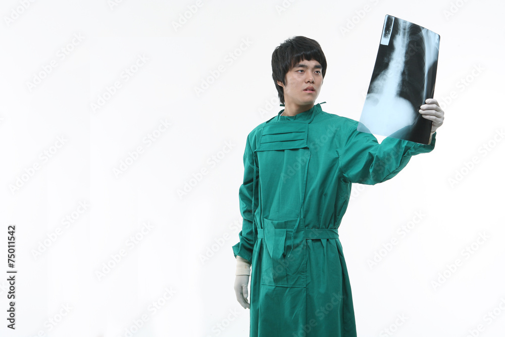 스튜디오 안의 의사가운을 입은 의사와 수술복을 입은 의사