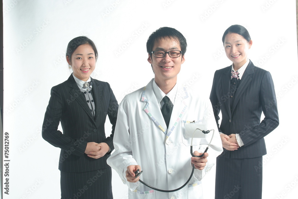 스튜디오 안의 의사와 병원 직원들 스튜디오 안의 의사와 병원 직원들