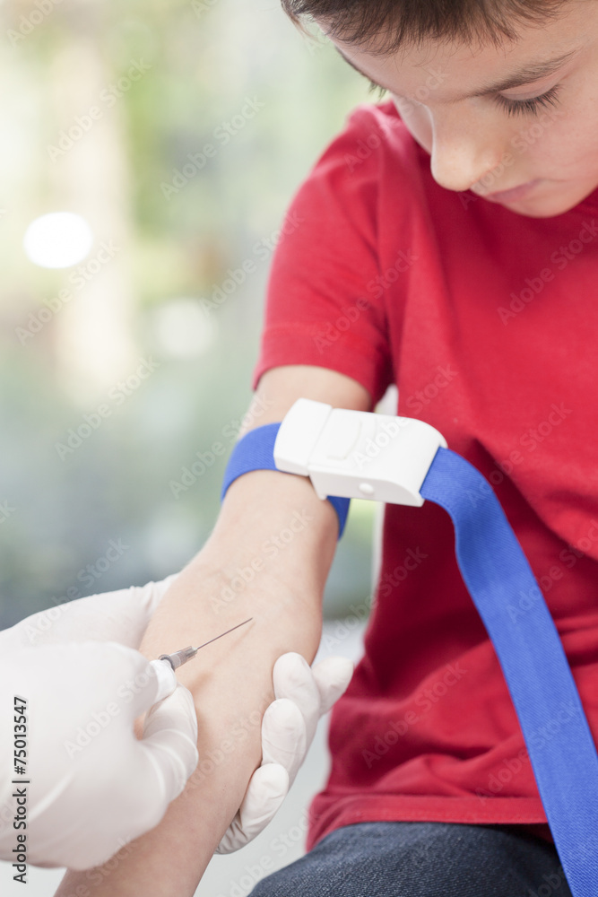 Obraz premium Kid on blood sampling