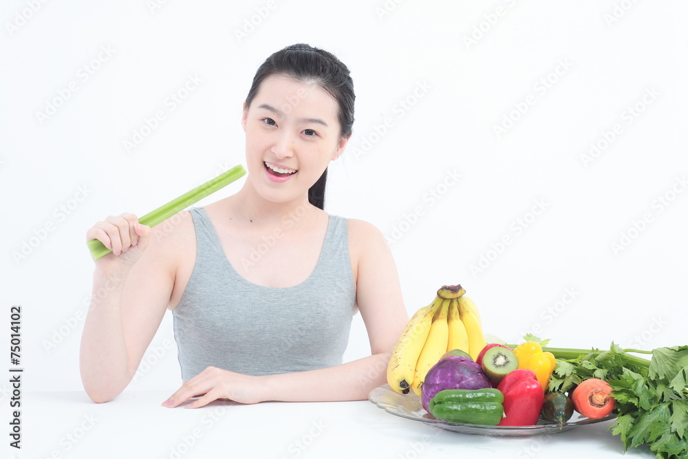 스튜디오 안의 다이어트하는 젊은 여성