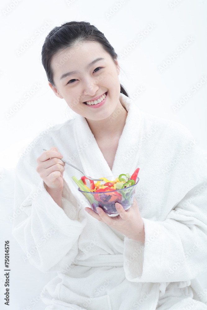 스튜디오 안의 다이어트하는 젊은 여성