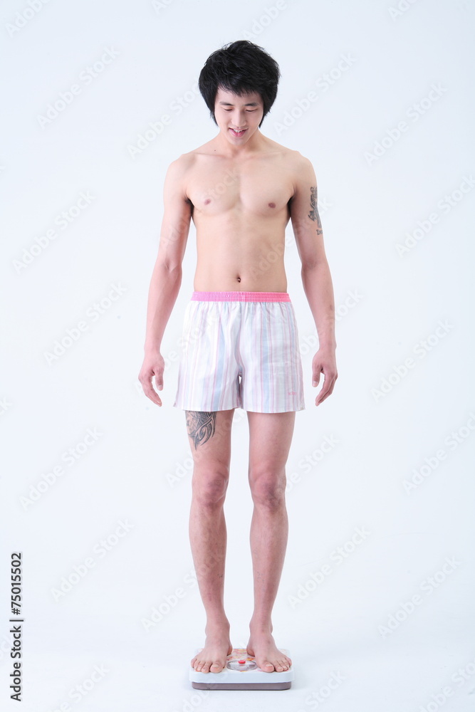 Fototapeta premium 스튜디오 안의 다이어트 하는 젊은 남성