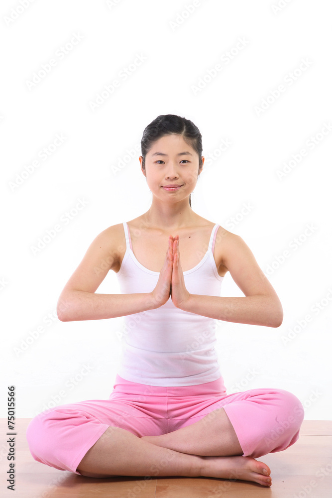 요가 하는 젊은 동양 여성 요가 하는 젊은 동양 여성