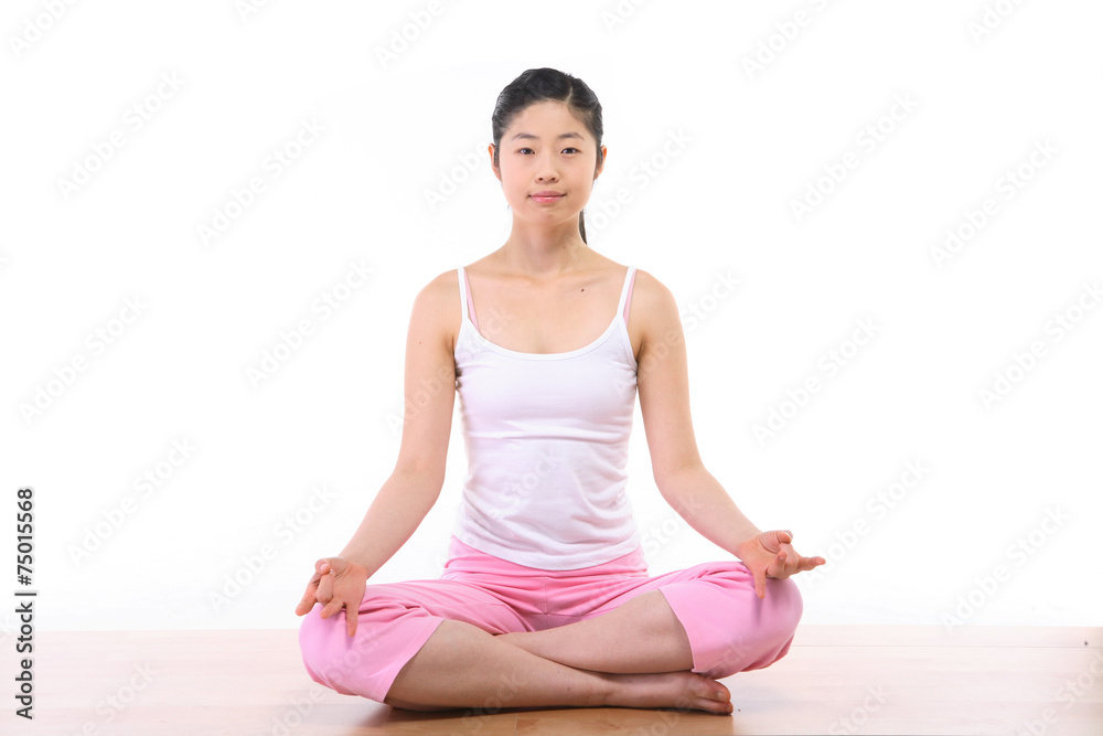 요가 하는 젊은 동양 여성 요가 하는 젊은 동양 여성