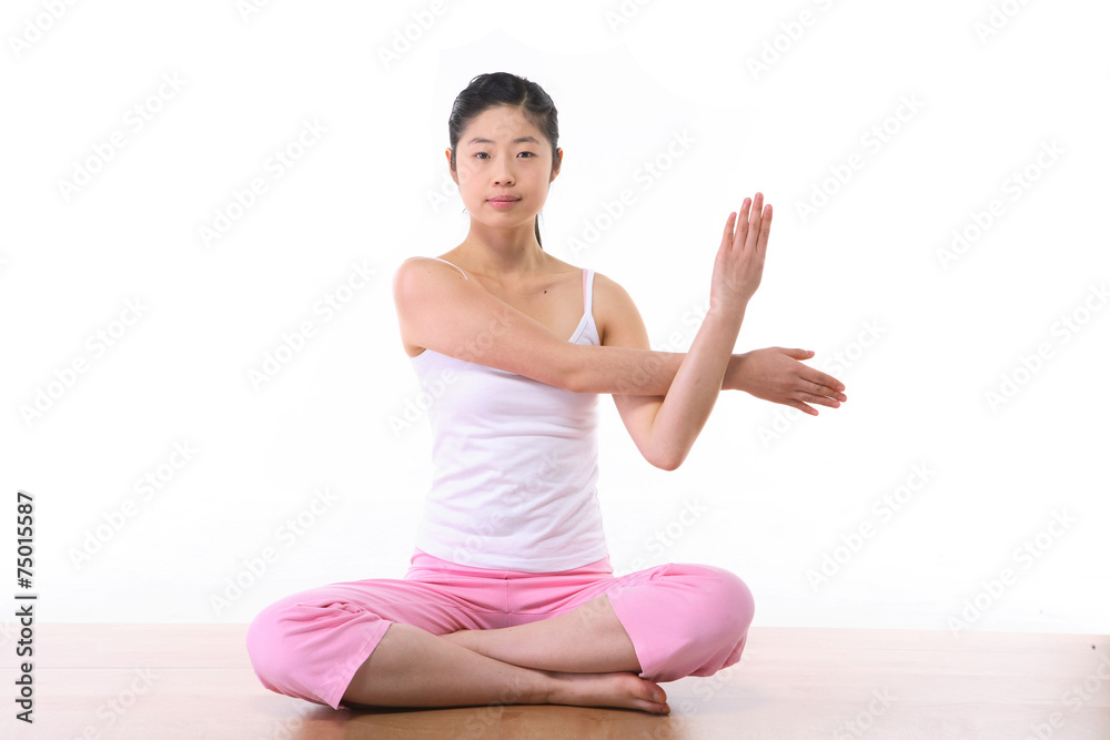 요가 하는 젊은 동양 여성 요가 하는 젊은 동양 여성
